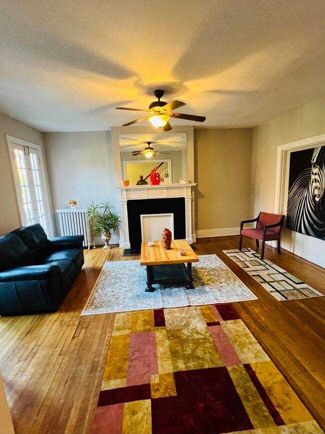 Entry and shared living space. This space is maintained bi-weekly by our janitorial crew. - 1130 W Grace St