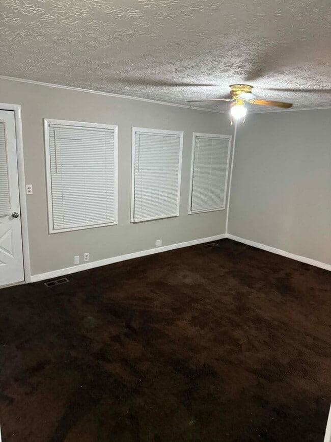 Photo - Oak Ridge 37830 - 2 bedroom 1 bath apartment - Contact Lisa Vineyard or Shannon Russell (865) 216...