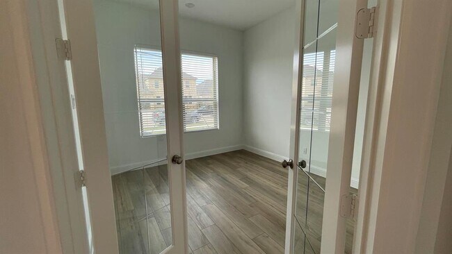 Photo - 4823 Avon Ridge Way