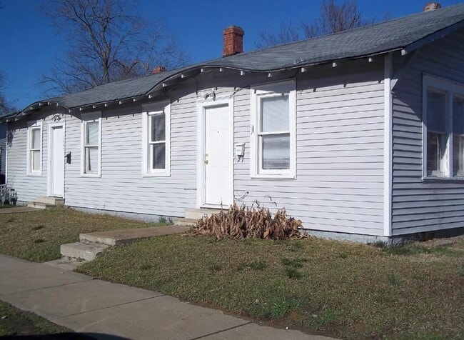 Building Photo - 1547/1549 E 10th St Duplex Unit 1549