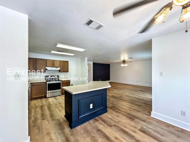 Photo - 1401 Balsam Way
