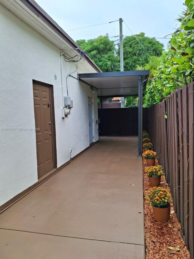 Building Photo - 1412 SW 82nd Ct Unit 2