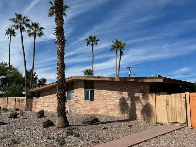 Building Photo - Old Town Scottsdale, well located 2 bedroom 1 bath