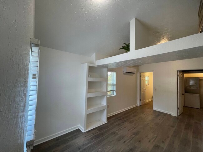 Photo - 905 E Crenshaw St