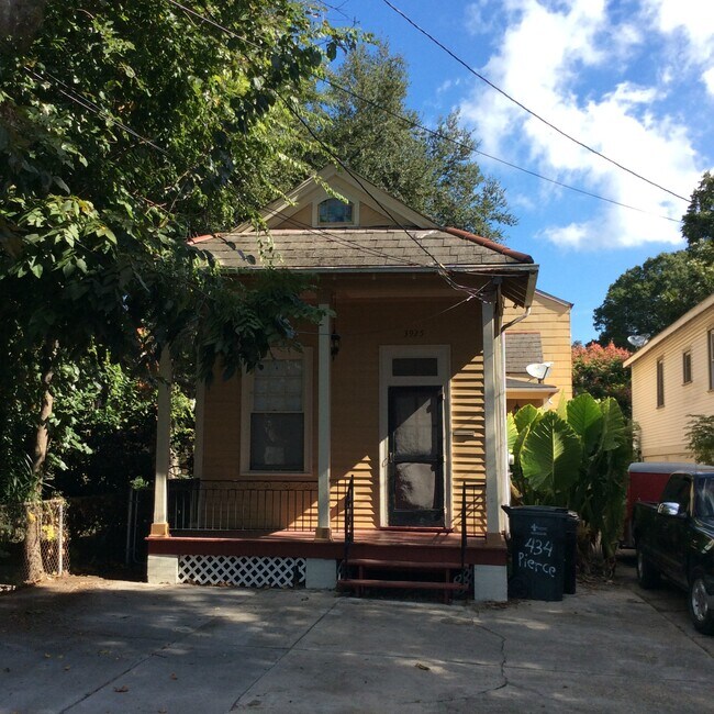 Es el apartamento trasero, tranquilo y apartado. - 3927 Baudin St Unidad A