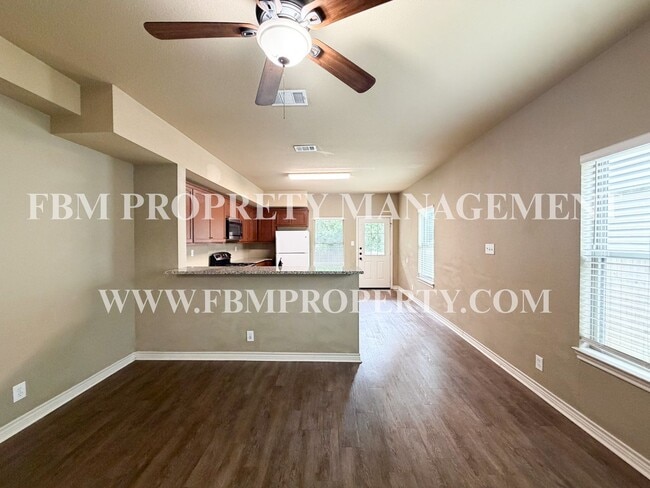 Photo - 472 Pecan Hollow St