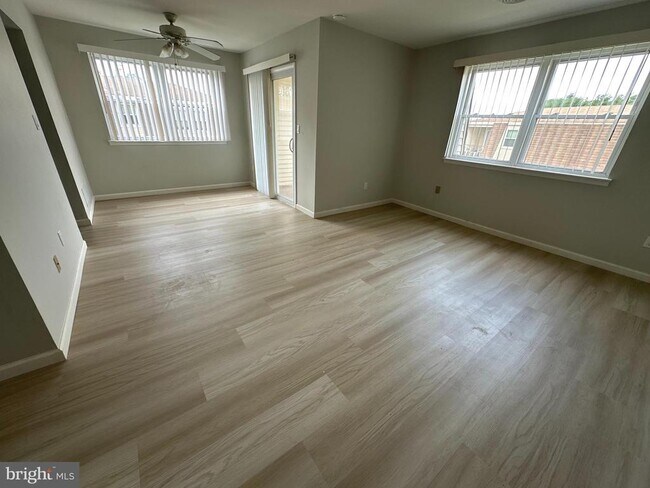 Building Photo - 5 Florence Tollgate Rental