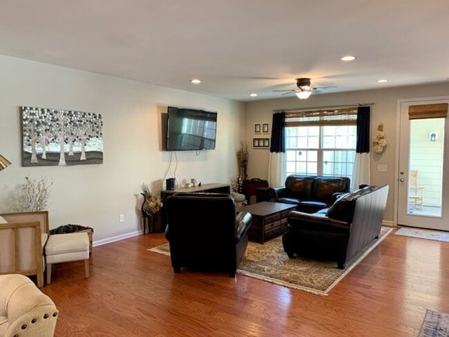 Photo - 130 Spring Pine Ln