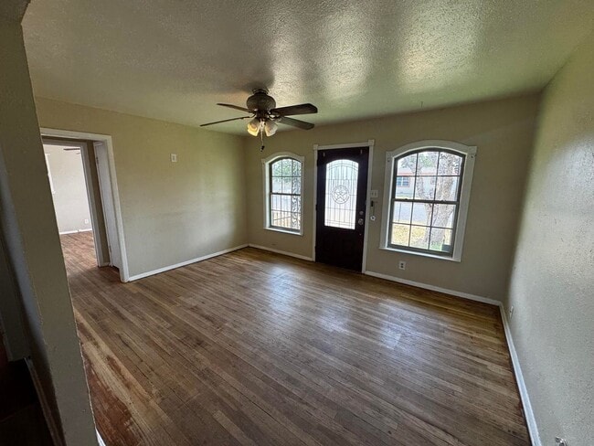 Photo - 2 Bed 1 Bath Ready To Rent ASAP!