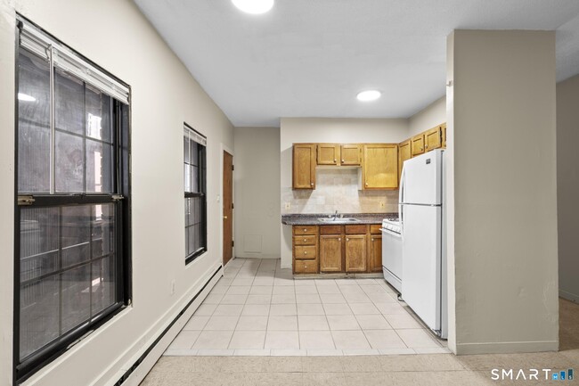 Building Photo - 26-28-28 Lawrence St Unit 28-6