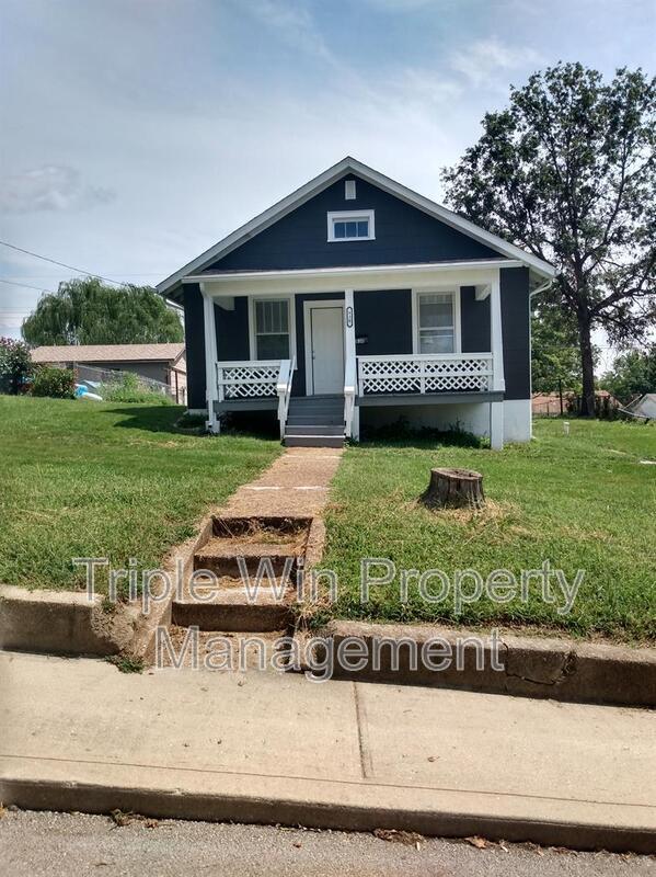 Photo - 830 Warne St House