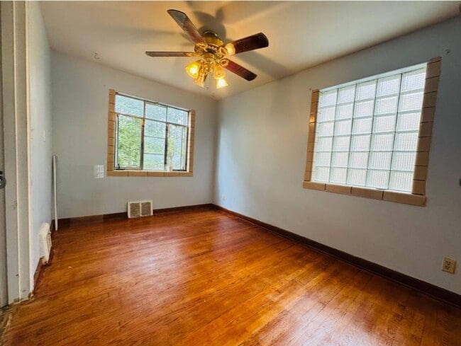 Photo - 43 Howard Ave Unidad Right