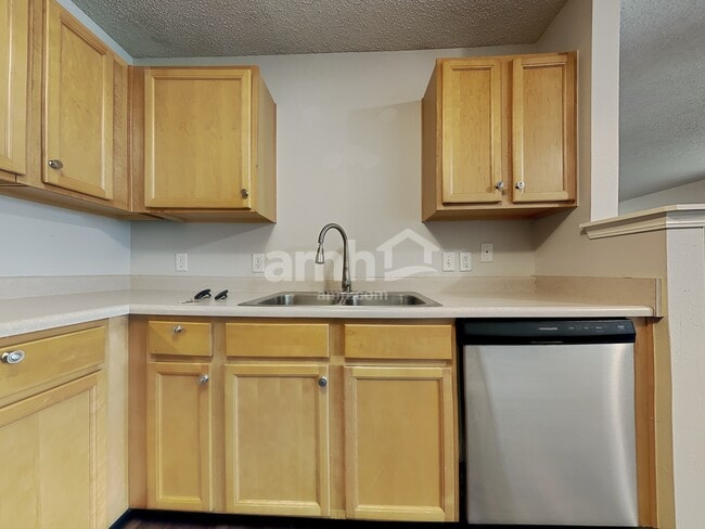 Photo - 826 Colonial Way