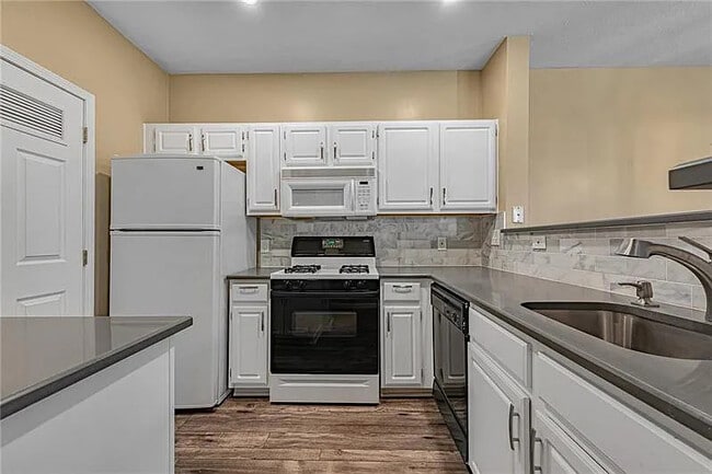Kitchen - 633 Eagle Pointe Dr Unit #633