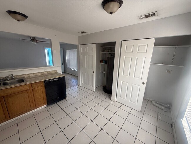 Photo - 1527 Schoolhouse St