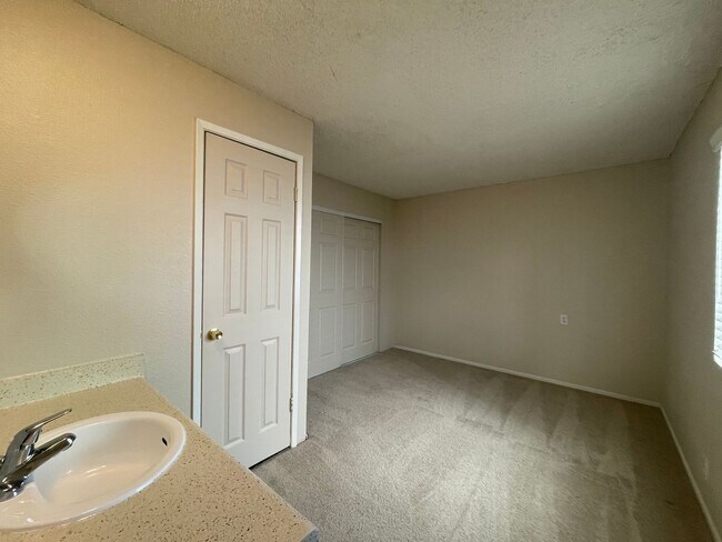 Photo - Updated Upstairs One-Bedroom with Covered Gated Parking + $500 Lease Signing Bonus! Unidad 06