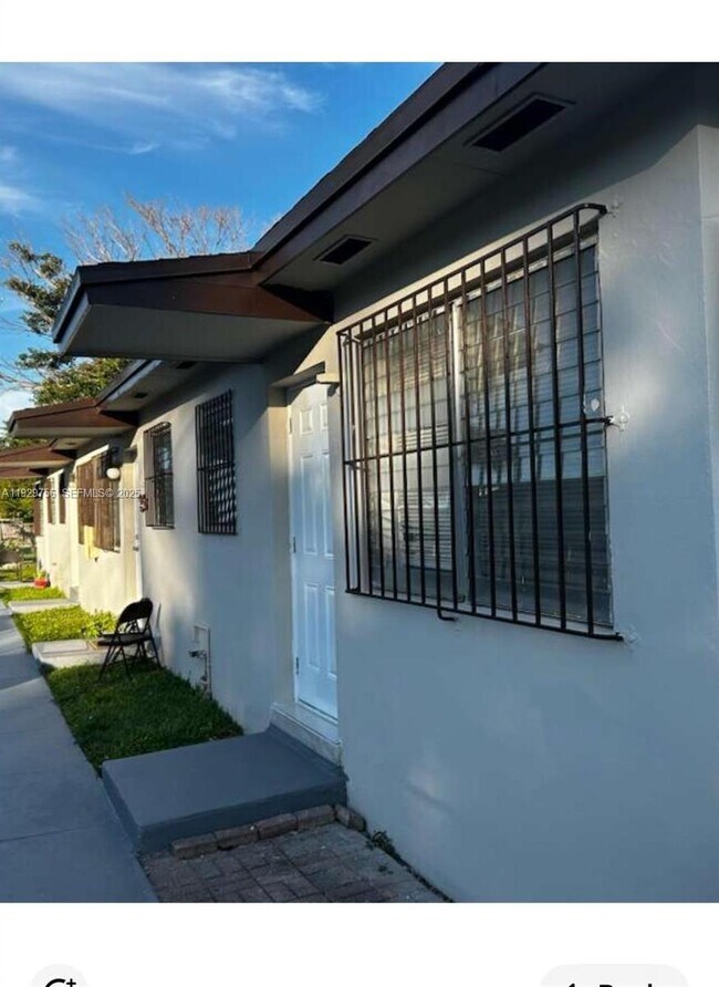 Building Photo - 3120 NW 19th Ave Unit 1