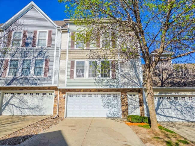 Building Photo - 2 Bedroom, 2.5 Bath Townhome in Urbandale with 2 car attached garage!
