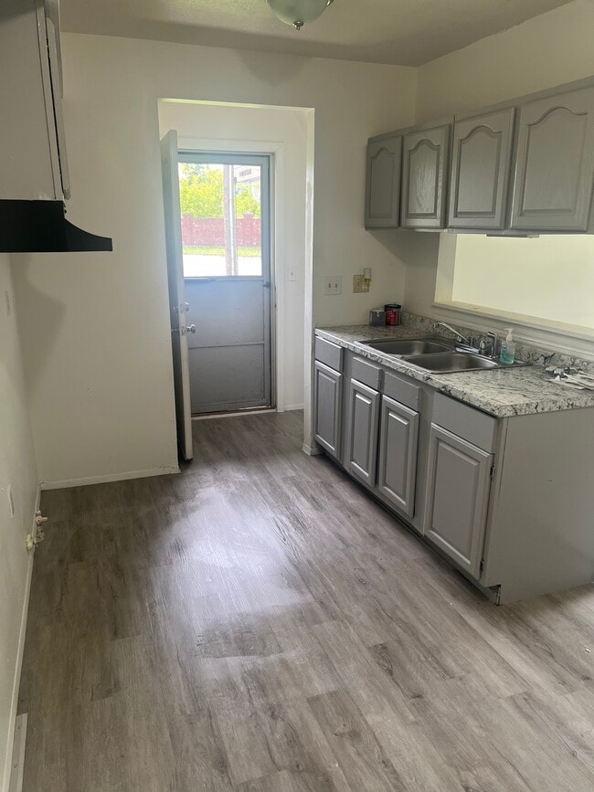 Photo - 1215 Thurber St