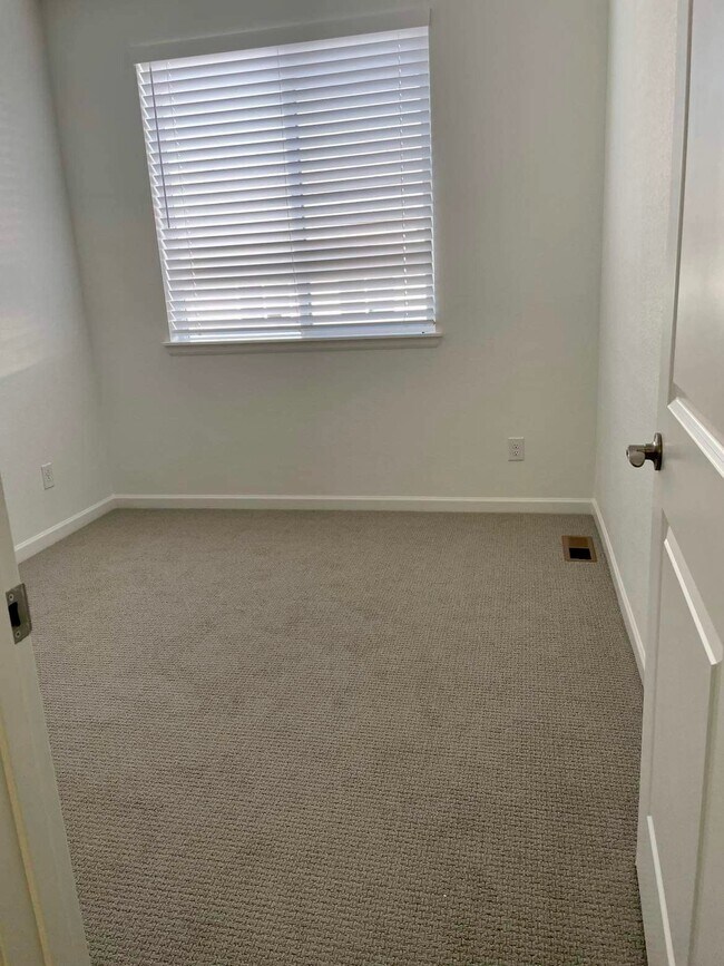 Photo - 404 Millwall Cir