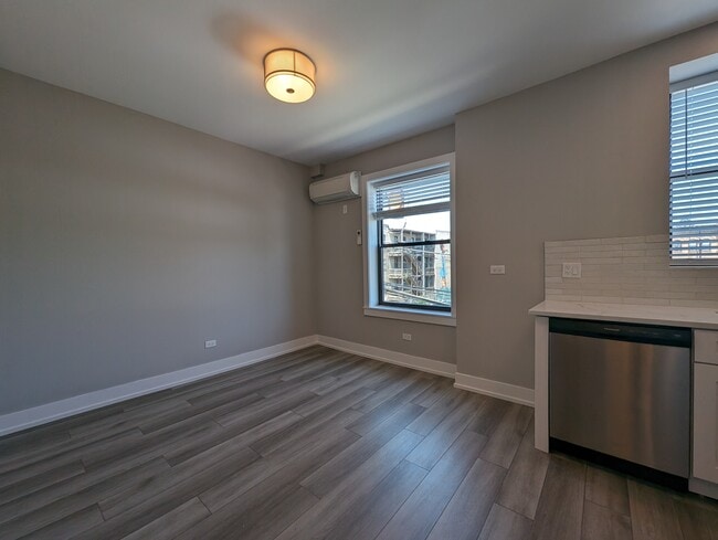 Building Photo - 3943 N Janssen Ave Unit 3943.5-2E