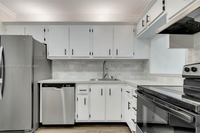 Building Photo - 8000 SW 81st Dr Unit 103