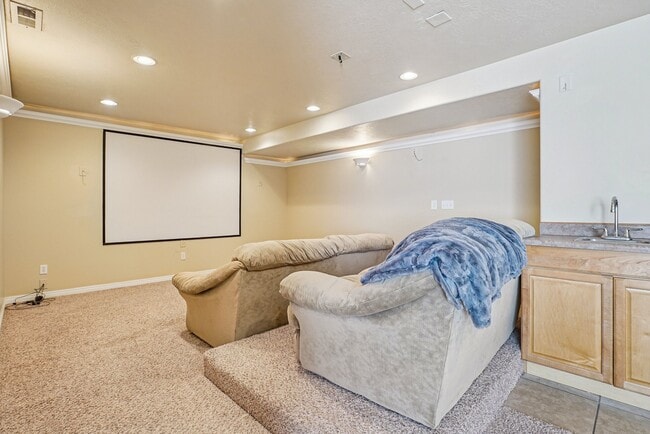 Photo - 340 W Wrathall Ln