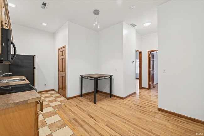 Building Photo - 110 W 6th St Unit 4