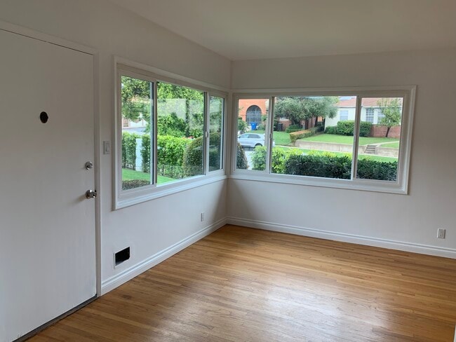 Photo - 3172 Rowena Ave Unidad 1