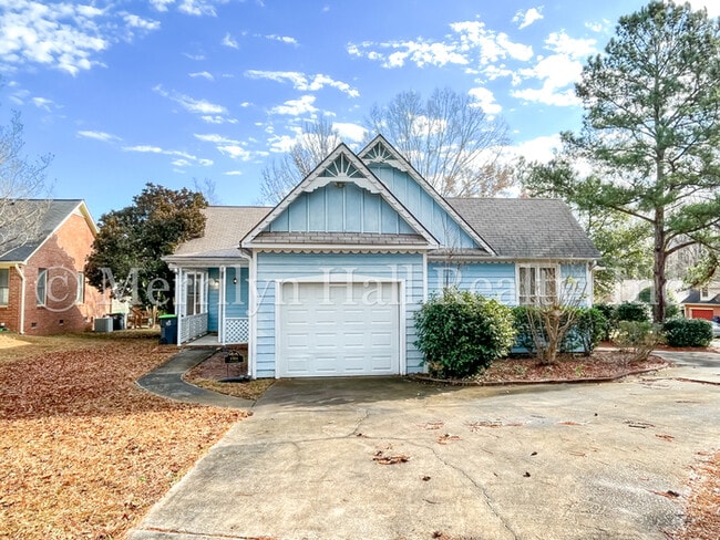 Charming Townhome with Garage! Close to the interstate and shopping!