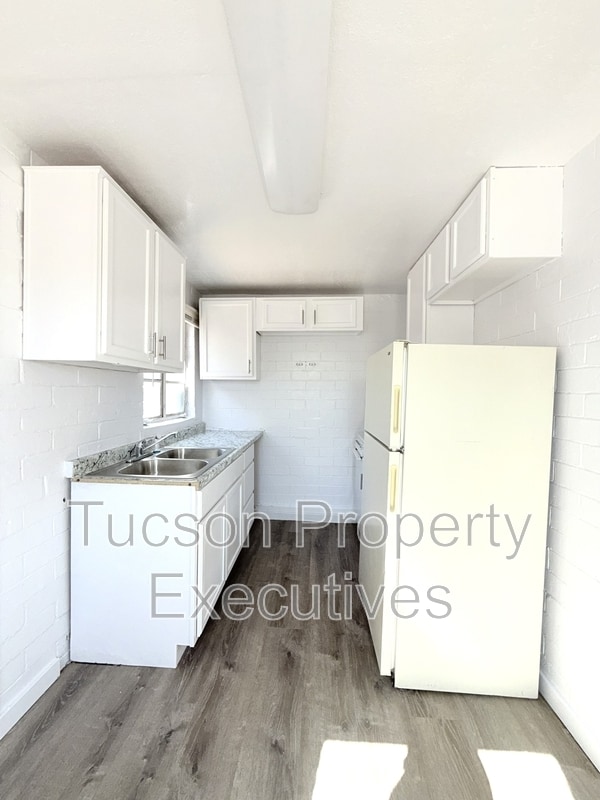 Photo - 130 E Delano St