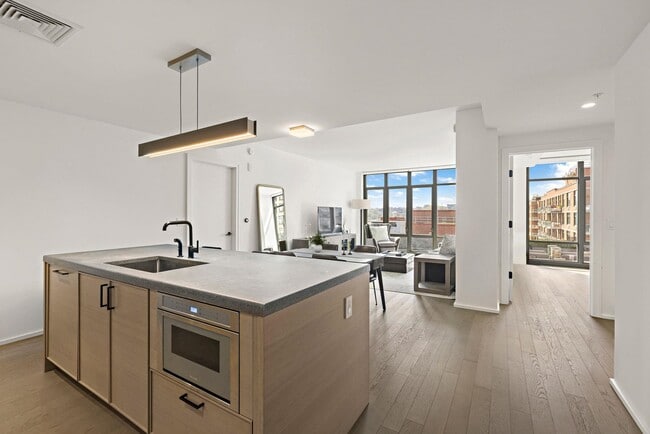 Building Photo - 1425 Hudson St Unit 11B