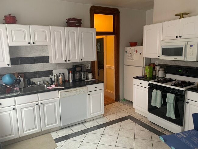 Building Photo - 4 Litchfield St Unit 2 Rental