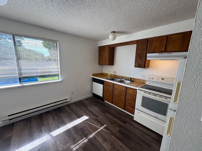 Building Photo - Cherry Ave 8 plex's Unit 1120 D Rental