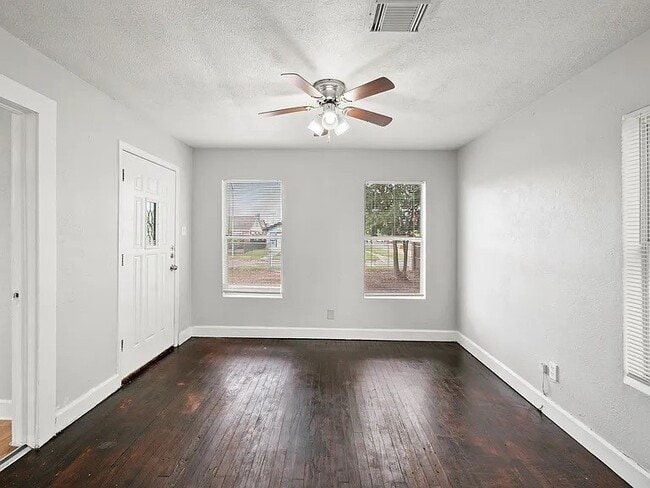 Building Photo - 3101 Illinois St