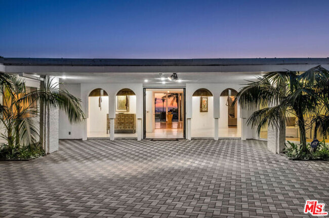 Building Photo - 450 Trousdale Pl Rental