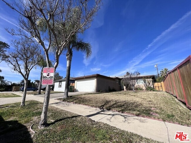 Building Photo - 11615 Lull St Rental