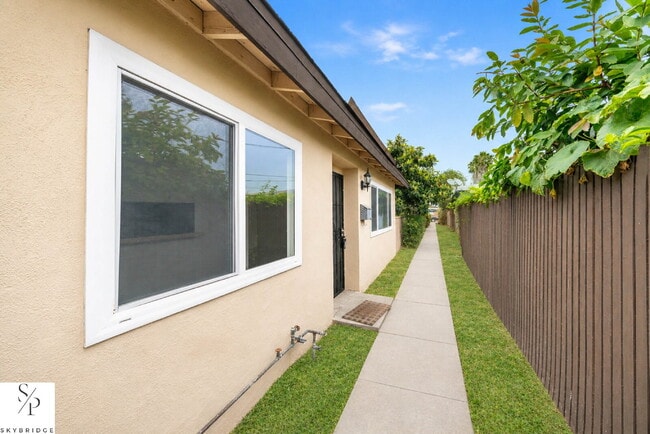 Photo - "Charming 2-Bed Sanctuary in the Heart of Downey – Your Ideal Urban Retreat Awaits!"