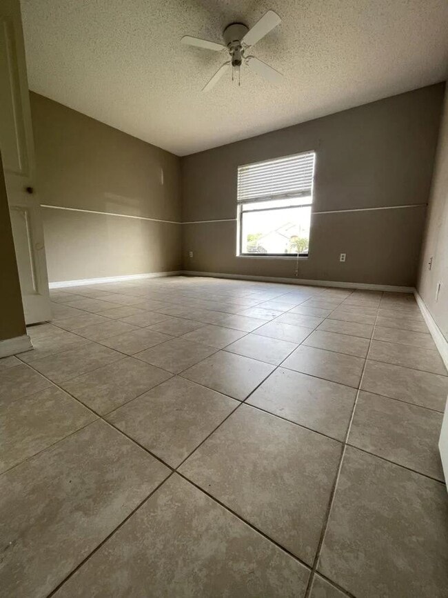 Photo - 723 Dromedary Dr