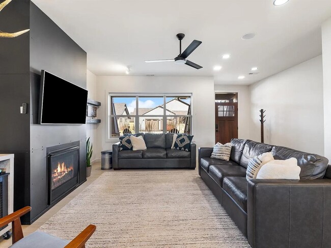 Photo - 2082 Dennison Ln