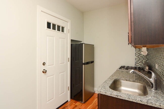 Photo - 828 W George St Unit J03P