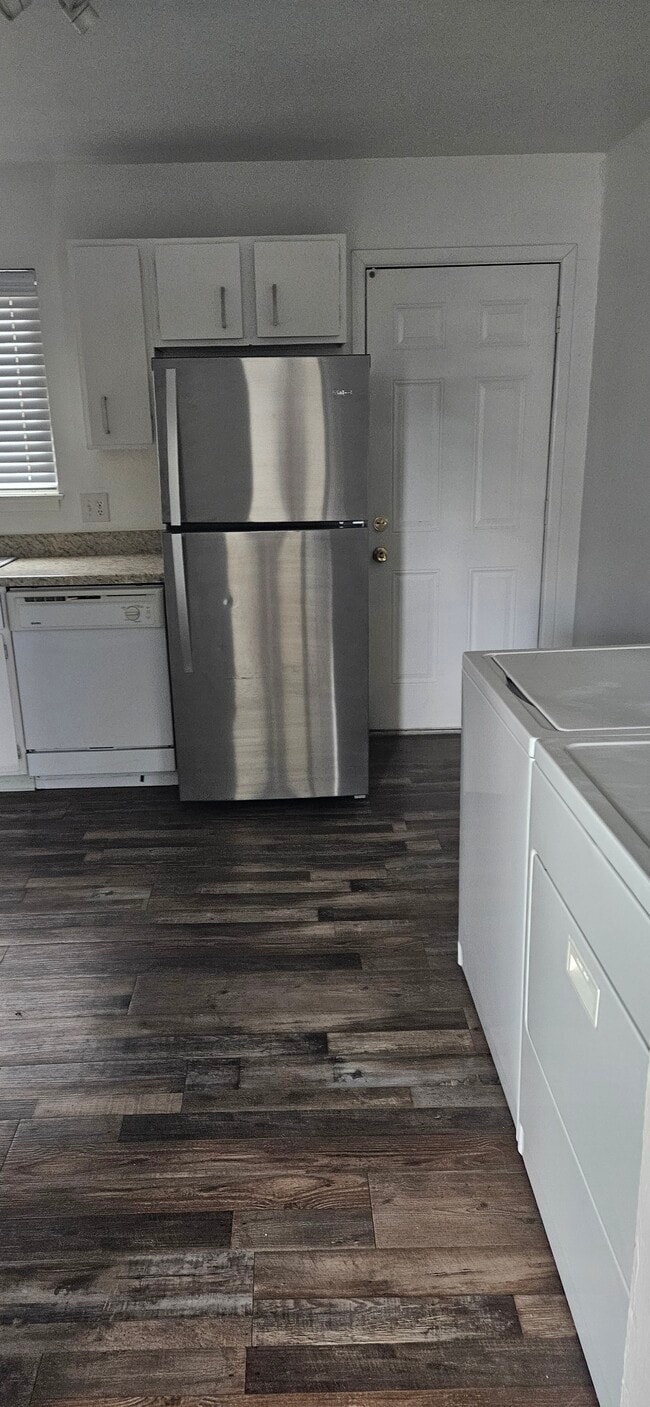 Top Unit Kitchen - 2221 Cooper Ave Unit 2219 Cooper Ave Top