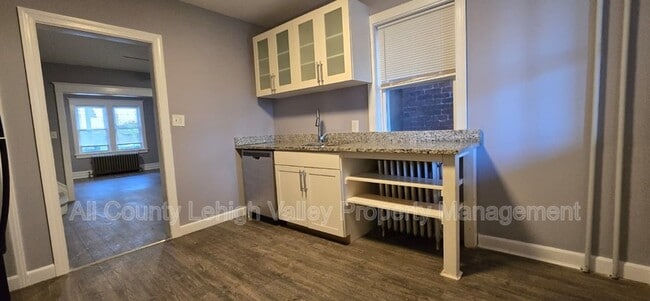 Photo - 1037 E 4th St