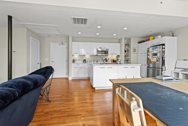 Photo - Noah at 4th and Broadway