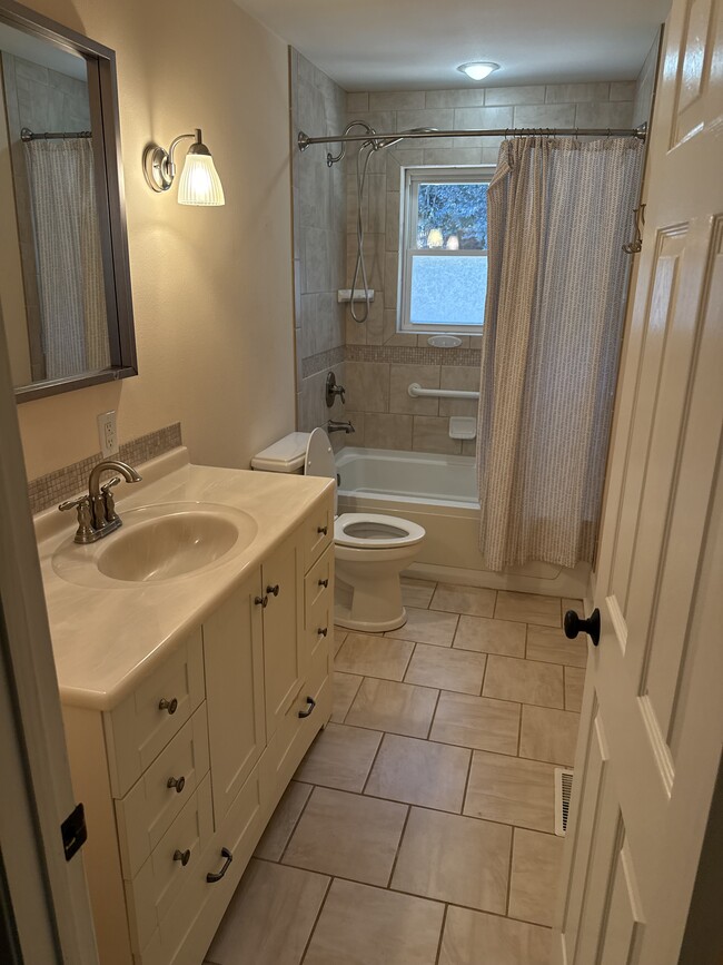 Photo - 230 Leemar Pl