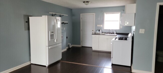 2 Bed/1Bath apartment, perfect for military personnel.