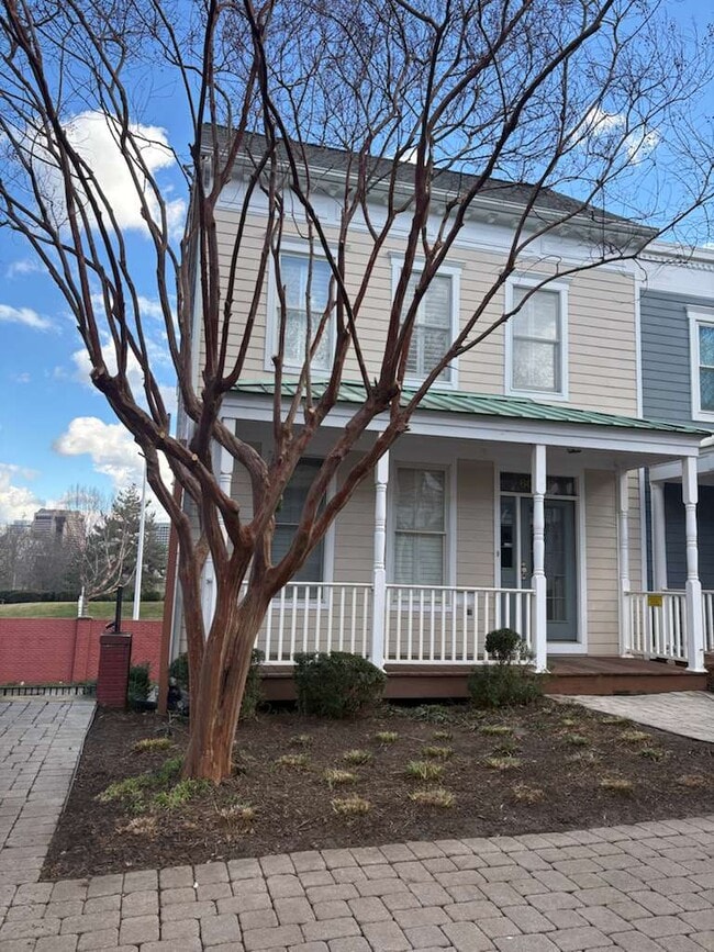 Entrance and Front Porch - 605 Spring St Unit F