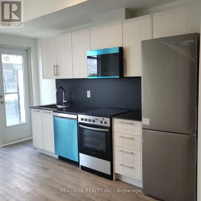 Photo - 851 Sheppard Ave W