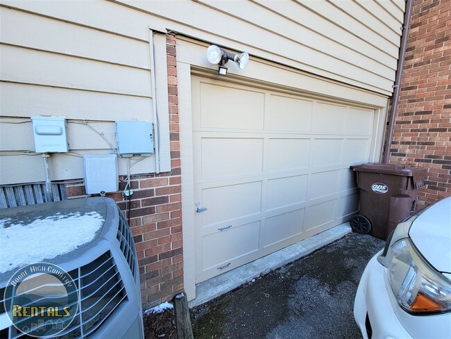 Photo - 1/1.5 Townhome located near Boone Golf Course!