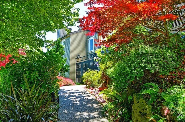Building Photo - Fremont – Updated 2 Bedroom / 1 Bath Condo...